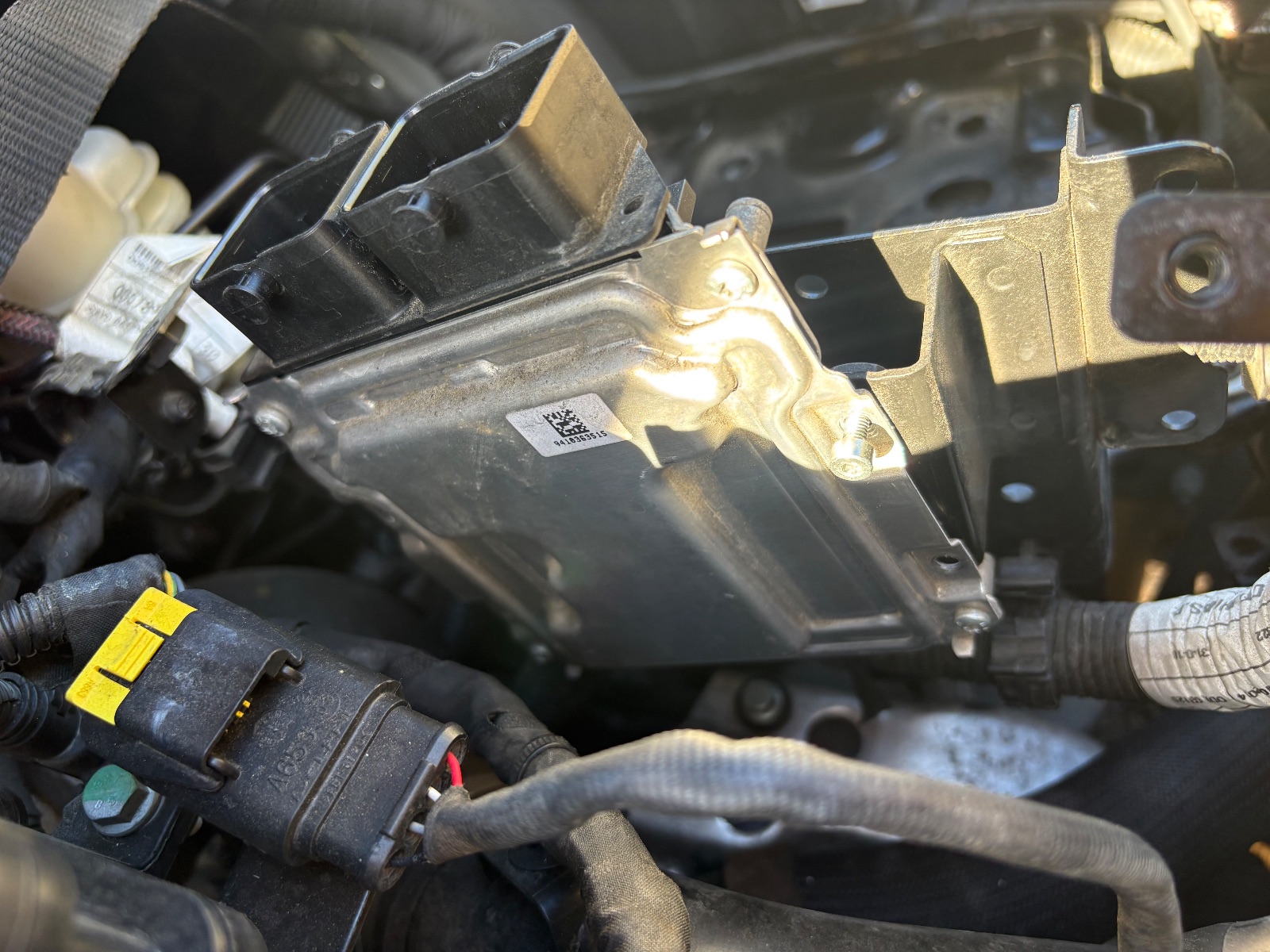 Emplacement calculateur Abarth 500 312 1.4 T-Jet 160 ch — photo 2