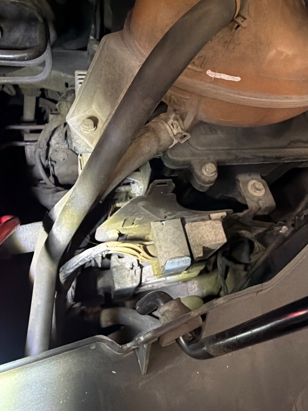 Emplacement calculateur Renault Master 3 2.3 dCi 125 ch — photo 2