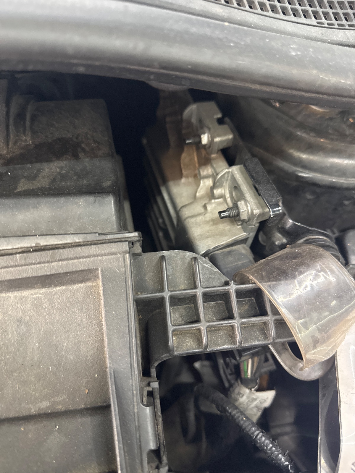 Emplacement calculateur Renault Clio 4 1.2 TCe 120 ch — photo 3