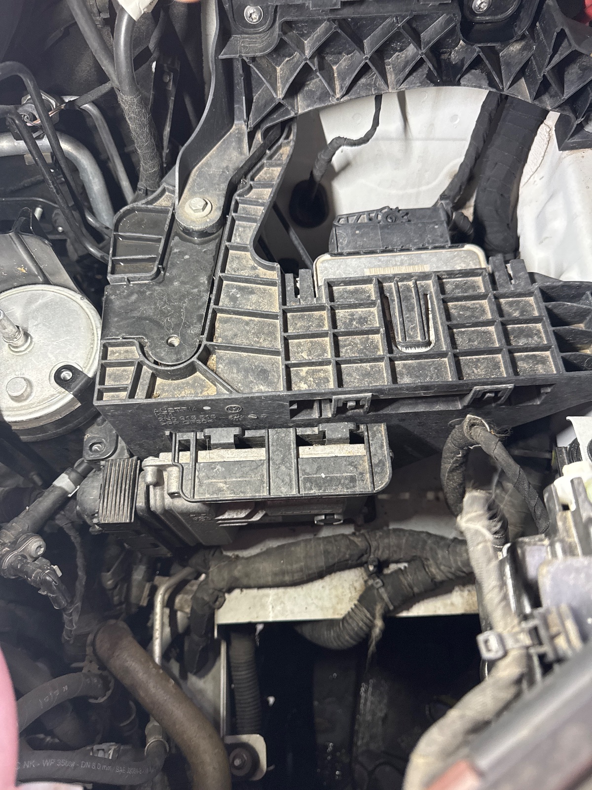 Emplacement calculateur Volkswagen Crafter 2 2.0 TDI 177 ch — photo 3