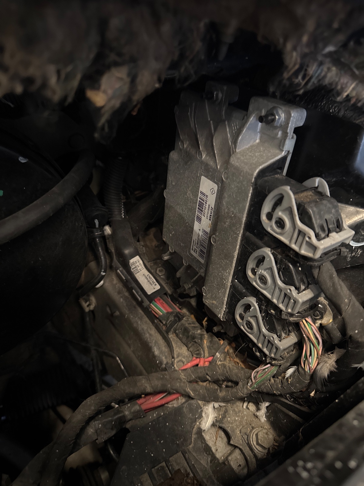 Emplacement calculateur Renault Clio 3 1.2 16V 75 ch — photo 3
